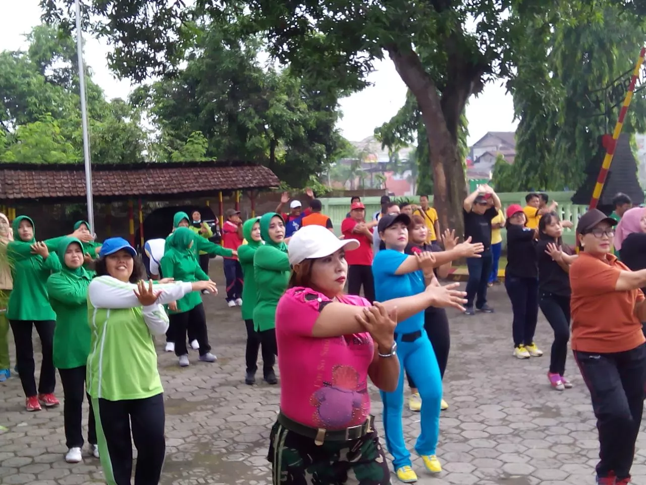 MENJAGA KEKOMPAKAN ANTAR APARATUR KEWILAYAHAN DAN PARA KEPALA DESA, DANRAMIL 0816/12 PRAMBON JUGA IBU2 PERSIT RANTING 13 BESERTA KEPALA DESA SEWILAYAH KECAMATAN PRAMBON SENAM SKJ DI HALAMAN KANTOR MAKORAMIL 0816 / 12 PRAMBON