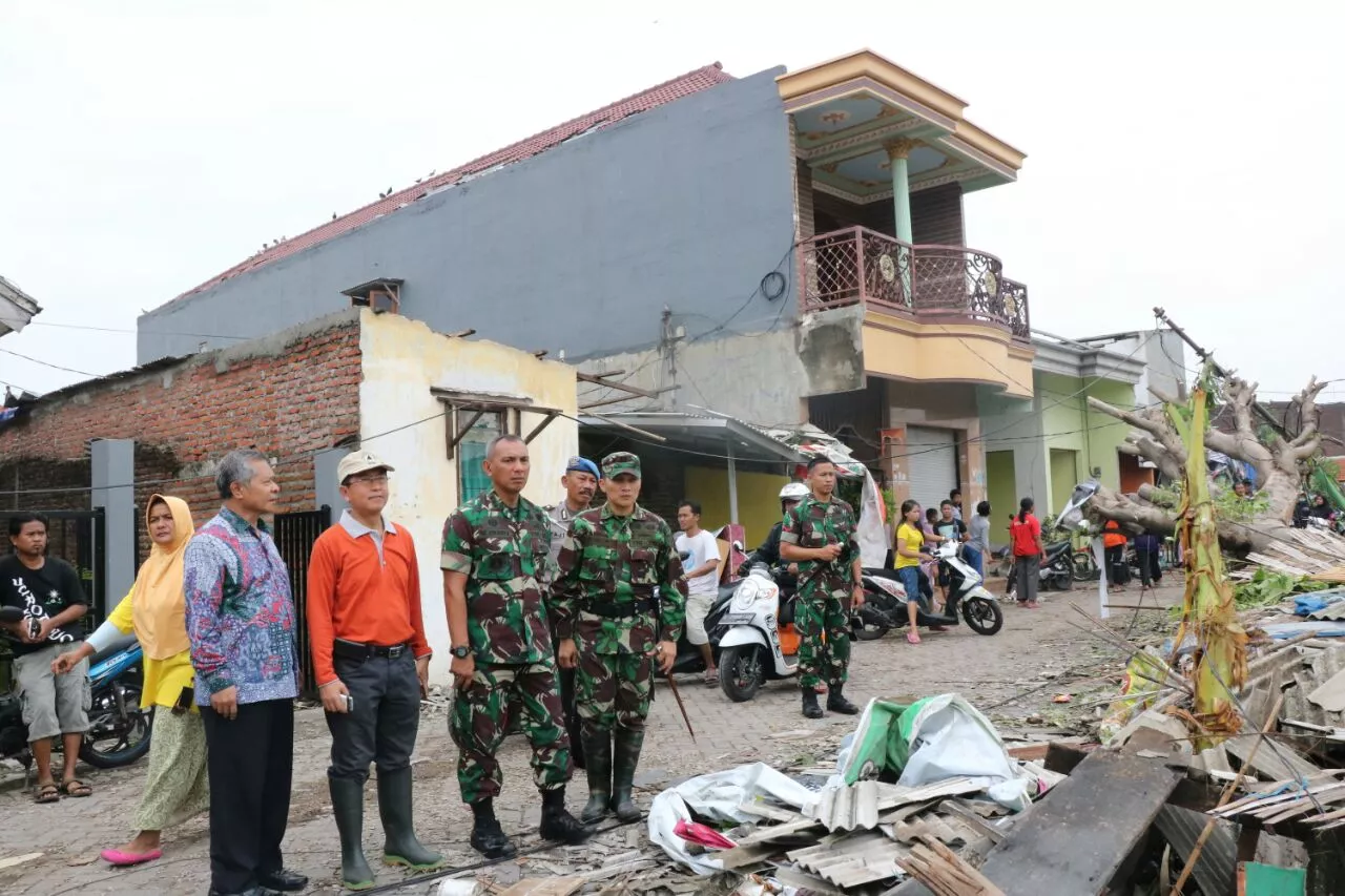 Danrem 084/BJ didampingi Dandim Sidoarjo tinjau lokasi bencana alam