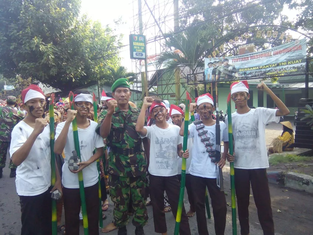 Peringati Hari Pahlawan, Babinsa Koramil Candi Kawal Karnaval