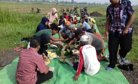 Syukuran turun tanam yang diadakan di persawahan Desa Kemantren