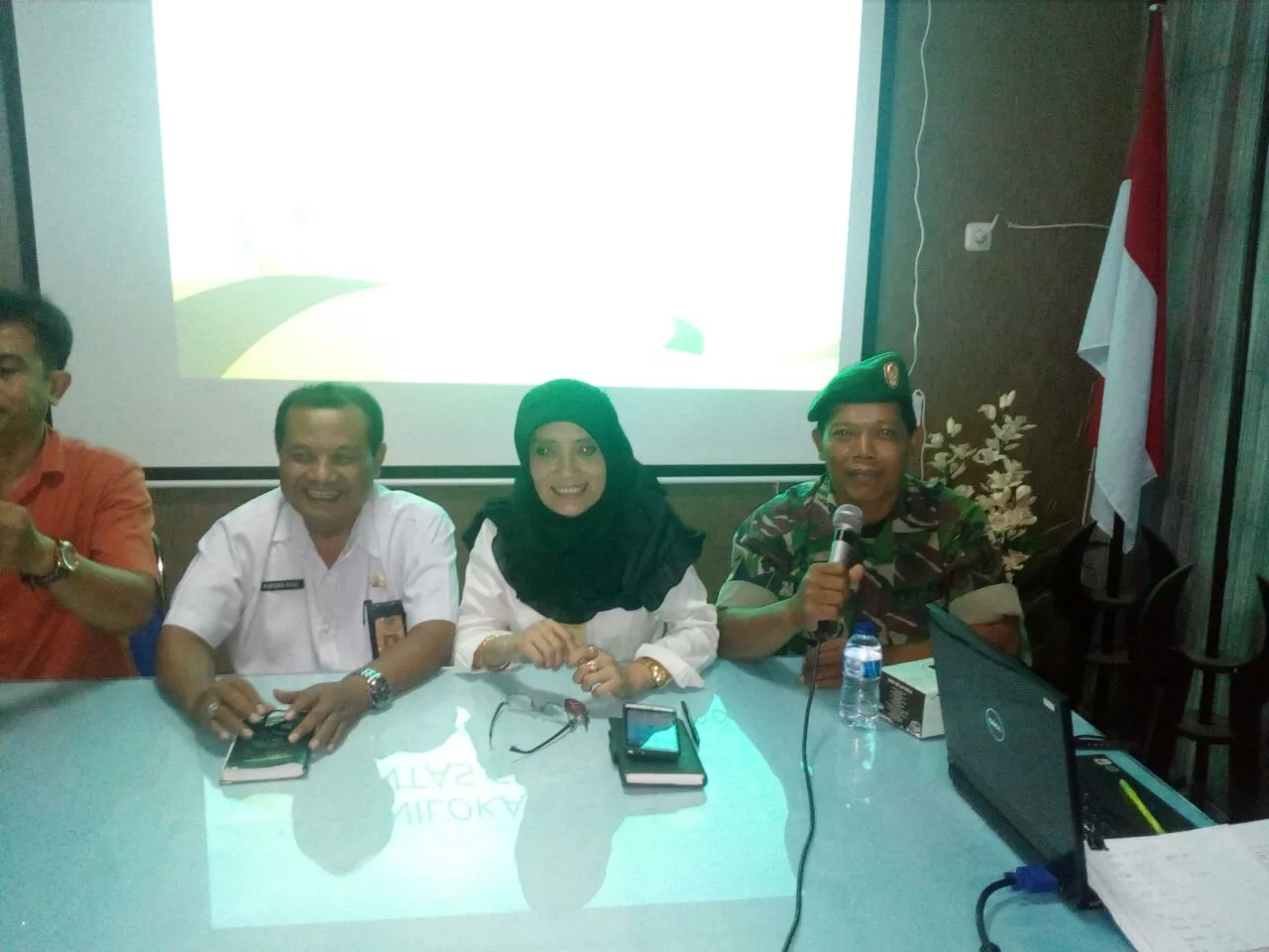 BAMIN BAKTI TNI KORAMIL 0816 / 12 PRAMBON SERMA SUHARTONO MEMBERIKAN PENYULUHAN DAN WAWASAN TENTANG PENTINGNYA KESEHATAN DI WILAYAH BEKERJASAMA DGN PUSKESMAS KEC PRAMBON