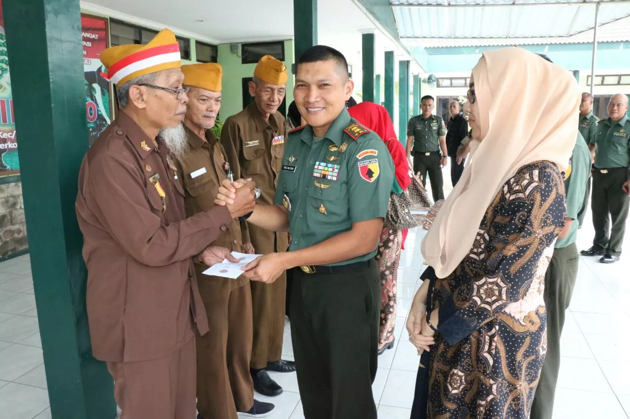 Hari Juang Kartika, Kodim Sidoarjo berikan bantuan kepada para veteran dan warakawuri