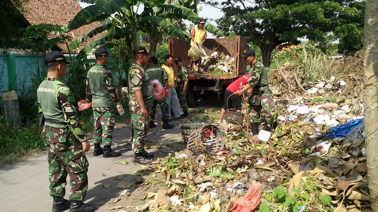 KORAMIL 0816/03 BUDURAN MELAKSANAKAN KARYA BHAKTI DALAM RANGKA HARI JUANG KARTIKA