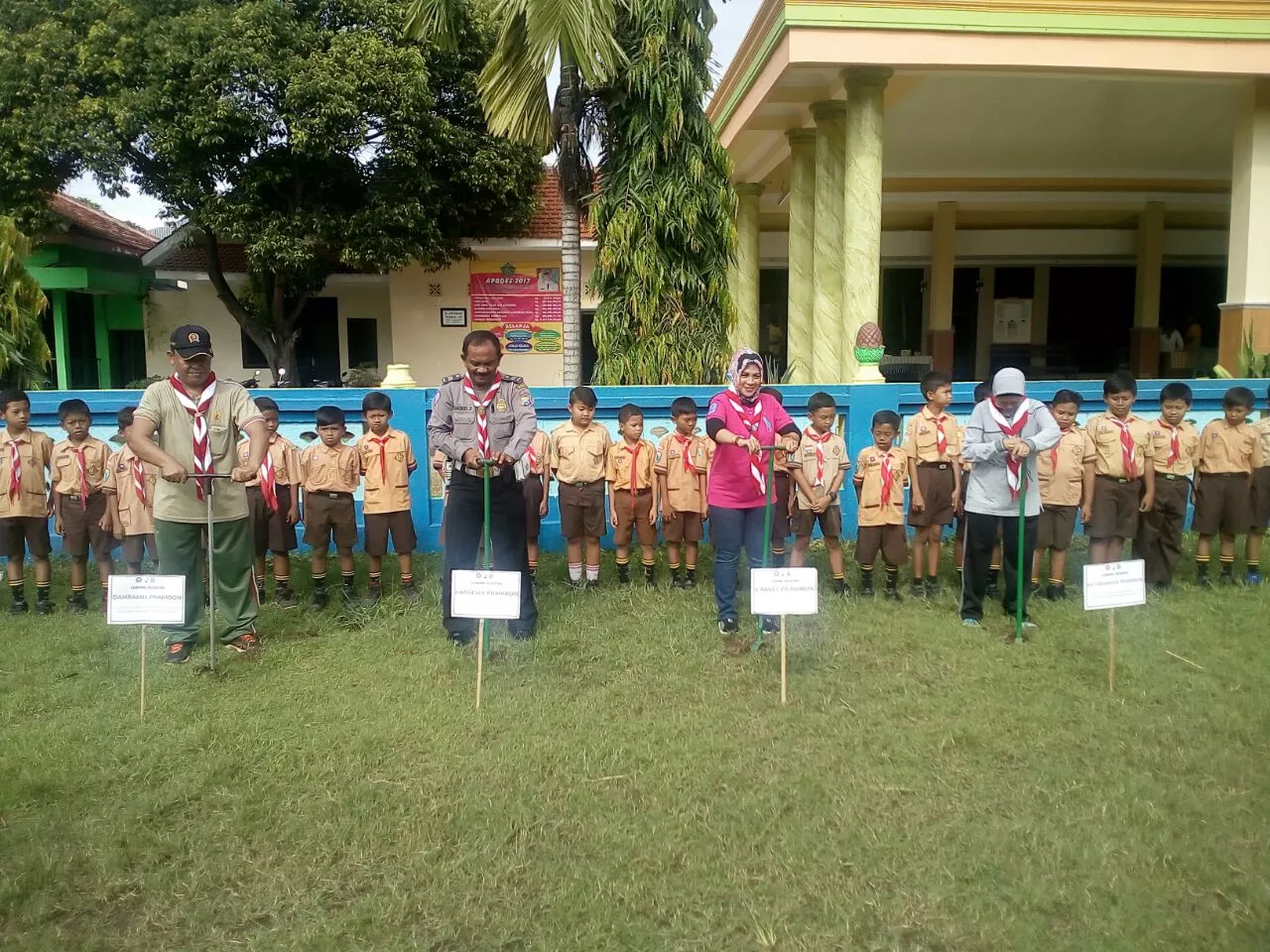 Danramil 0816/12 Prambon Beserta Perwakilan Siswa / Siswi Sekolah Melaksanakan pembukaan Sosialisa Sekaligus Praktek Pembuatan Lubang BIOPORI