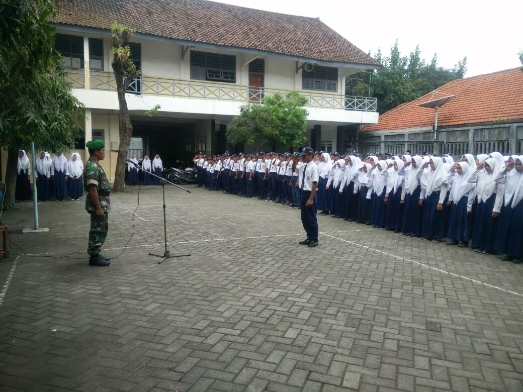 SETELAH KOMANDAN KORAMIL 0816 / 12 PRAMBON MELAKSANAKAN PERTEMUAN DENGAN KEPALA SEKOLAH TK SMPN / MTS PARA BABINSA LANGSUNG BERGERAK UNTUK MEMBERIKAN WASBANG