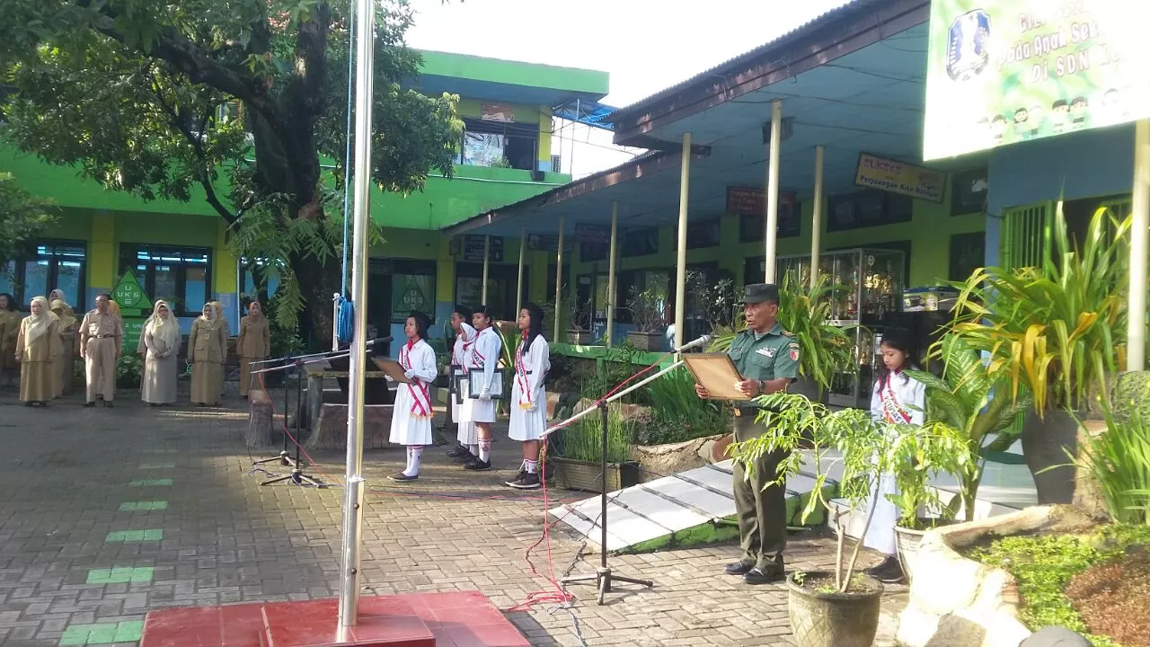 Menanamkan rasa cinta tanah air dengan melaksanakan upacara Bendera secara rutin setiap hari senin
