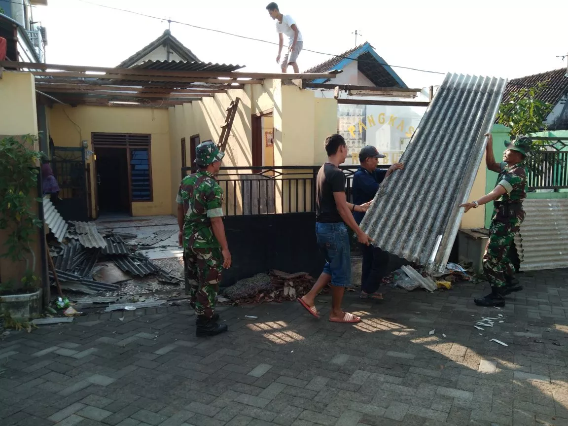 BABINSA BERSAMA MASYARAKAT KERJA BHAKTI MEMBERSIHKAN TERJANGAN ANGIN PUTING BELIUNG