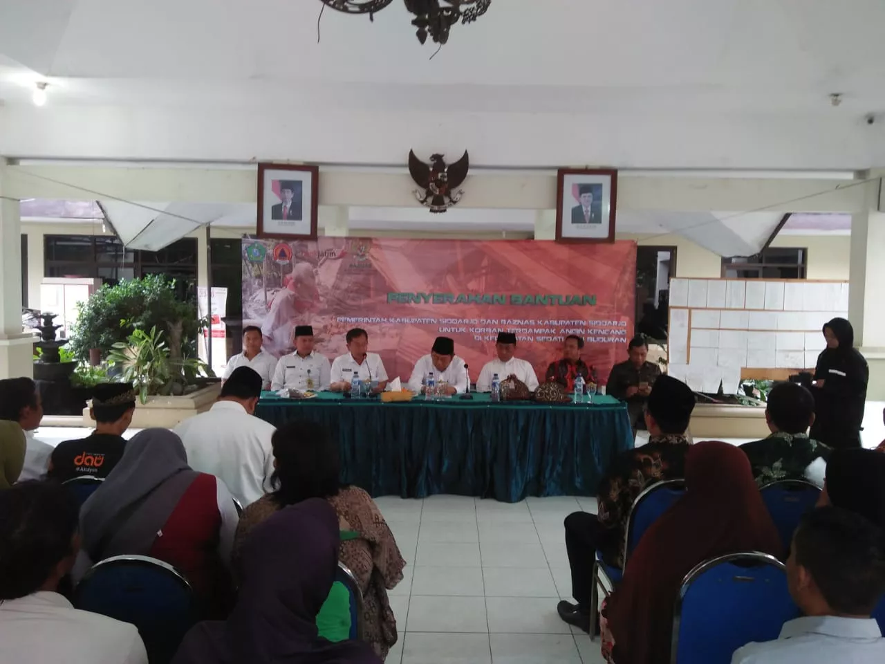 FORKOPIMKA KEC SEDATI BERSAMA BUPATI SIDOARJO MEMBERI BANTUAN KEPADA WARGA TERDAMPAK ANGIN KENCANG.