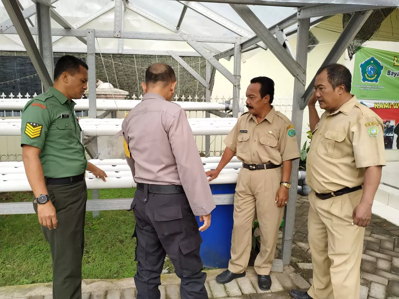 Wujud Kedekatan Babinsa Koramil 0816/18 Sedati Bersama Rakyat Desa Pabean.