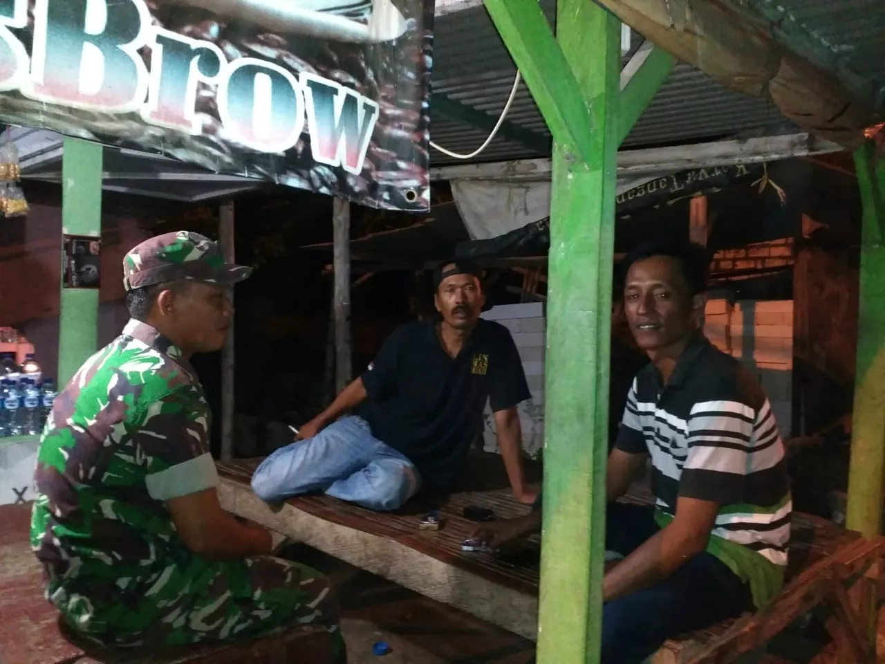 BABINSA KORAMIL 0816/18 SEDATI MELAKSANAKAN KOMSOS DENGAN WARGA BINAANNYA