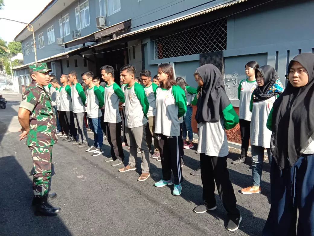 Babinsa Koramil 0816/11 Tarik Serma Listiawan memberikan pembekalan Wawasan Kebangsaan Wasbang Indonesia kepada Siswa