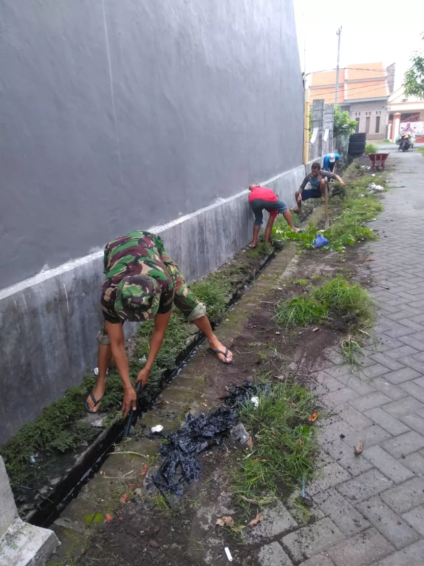 Babinsa 0816/11 Tarik Bantu Warga Sebani Bersih Bersi Lingkungan.