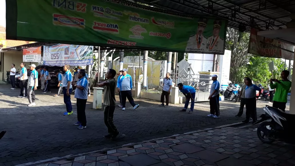 Anggota Koramil 0816/18 Sedati aktif melaksanakan senam SKJ bersama masyarakat Sedati