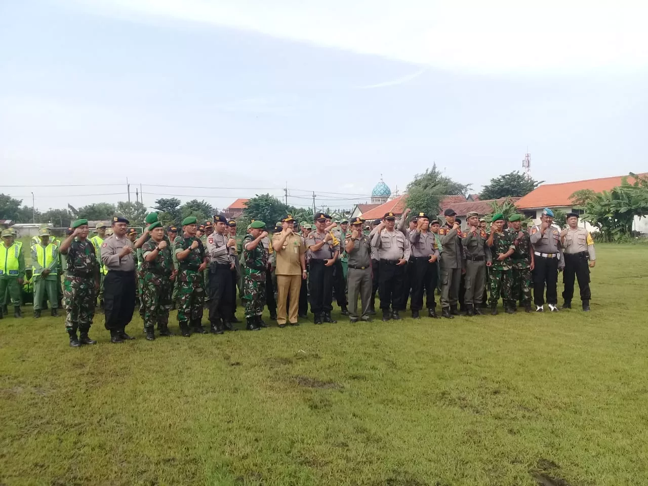 DANRAMIL 0816/18 SEDATI BERSAMA ANGGOTANYA IKUTI APEL GELAR PASUKAN PENGAMANAN PEMILU 2019