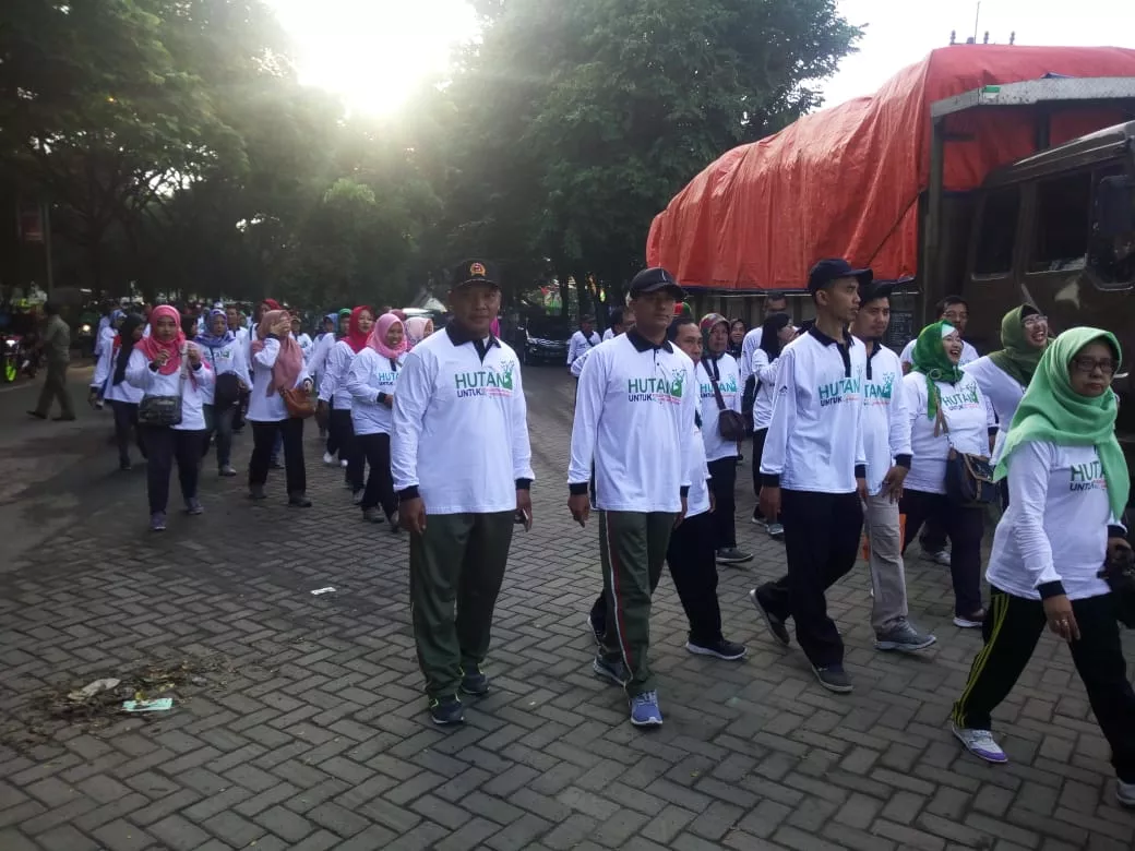 Babinsa Koramil 0816/18 Sedati dan masyarakat ikuti gerak jalan sehat Hari Jadi Rimbawan ke 36 Tahun 2019