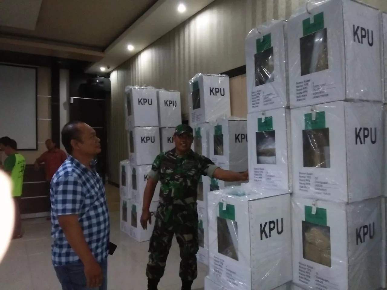 Pendistribusian Logistik Kotak Dan Surat Suara kec Jabon.