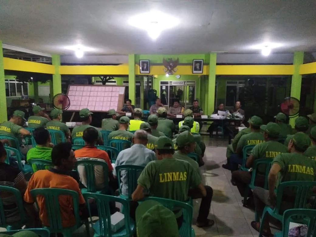 BABINSA KORAMIL 0816/18 SEDATI DAN BHABINKAMTIBMAS MELAKSANAKAN APEL KESIAPAN LINMAS DALAM RANGKA PILPRES THN 2019 DESA PEPE KEC SEDATI