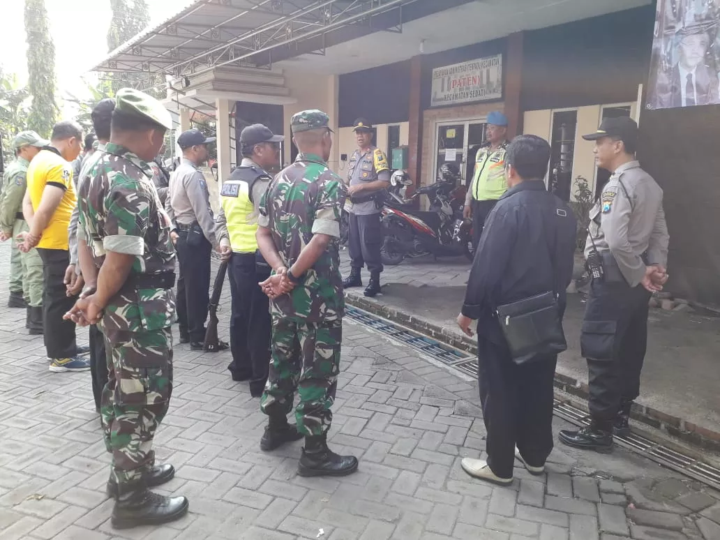 Anggota Koramil 0816/18 Sedati dan Anggota Polsek Sedati, melaksanakan Penjagaan dan Pengamanan penyimpanan Logistik Pilpres dan Pileg Pemilu 2019
