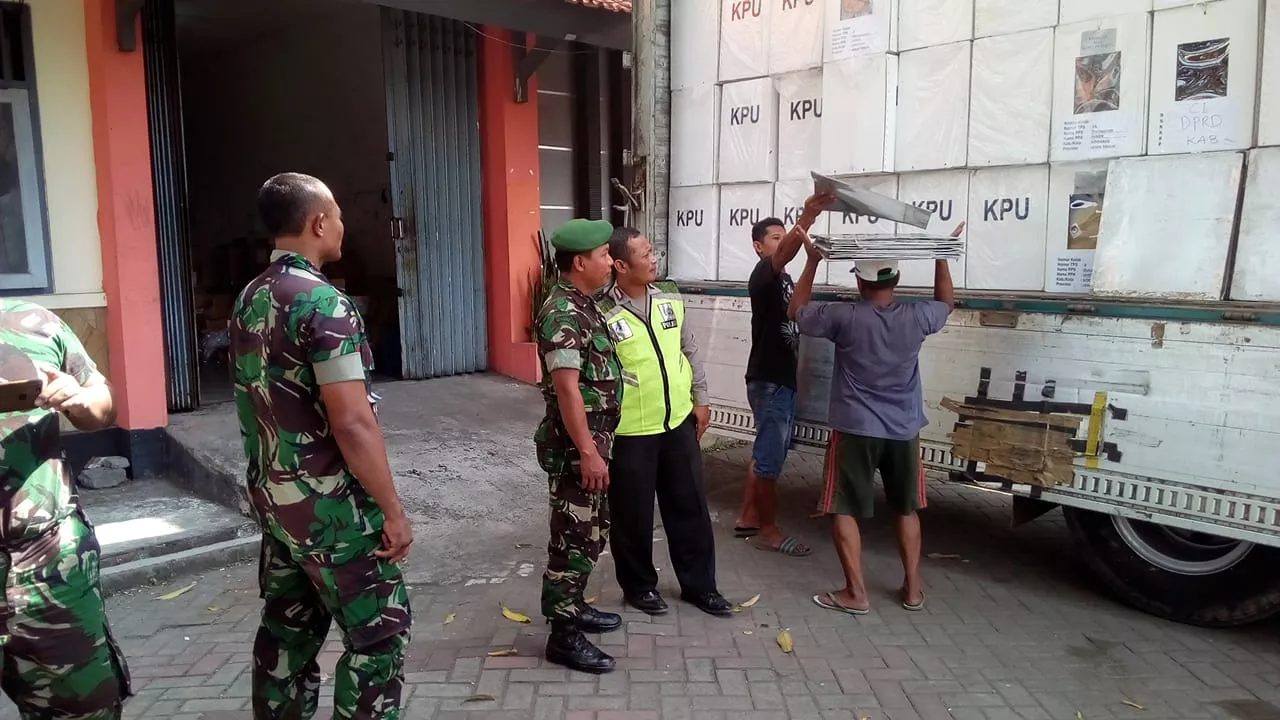 babinsa Ramil 0816/08 Jabon melaksanakan Pengawalan Pengembalian Logistik Kotak Suara