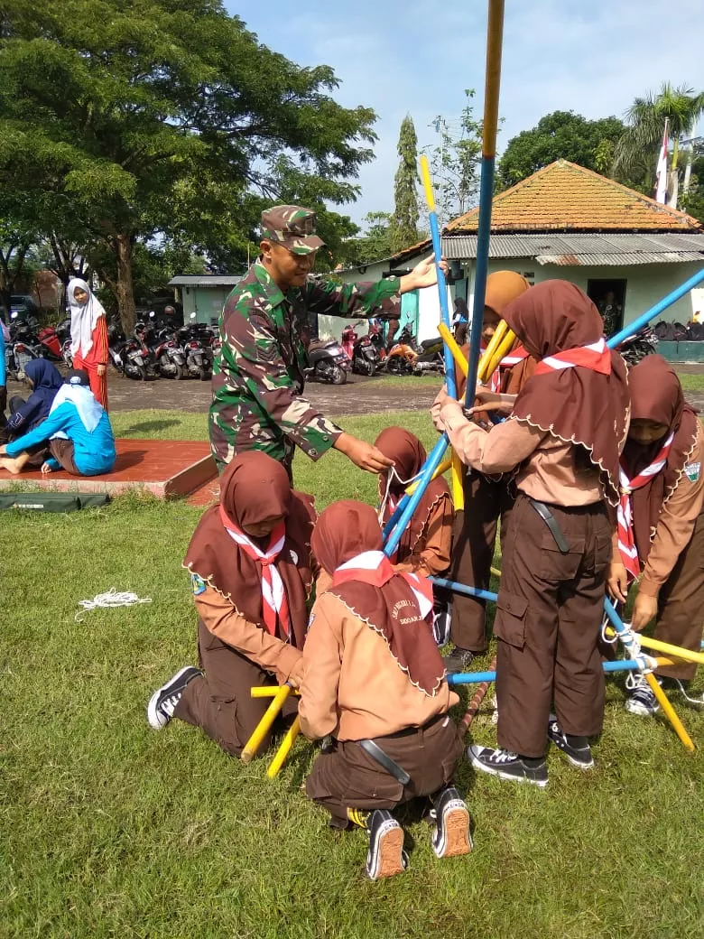 Babinsa Koramil 0816/08 mengajarkan Pioneer pada siswa SMPN 1 Dukuhsari Jabon