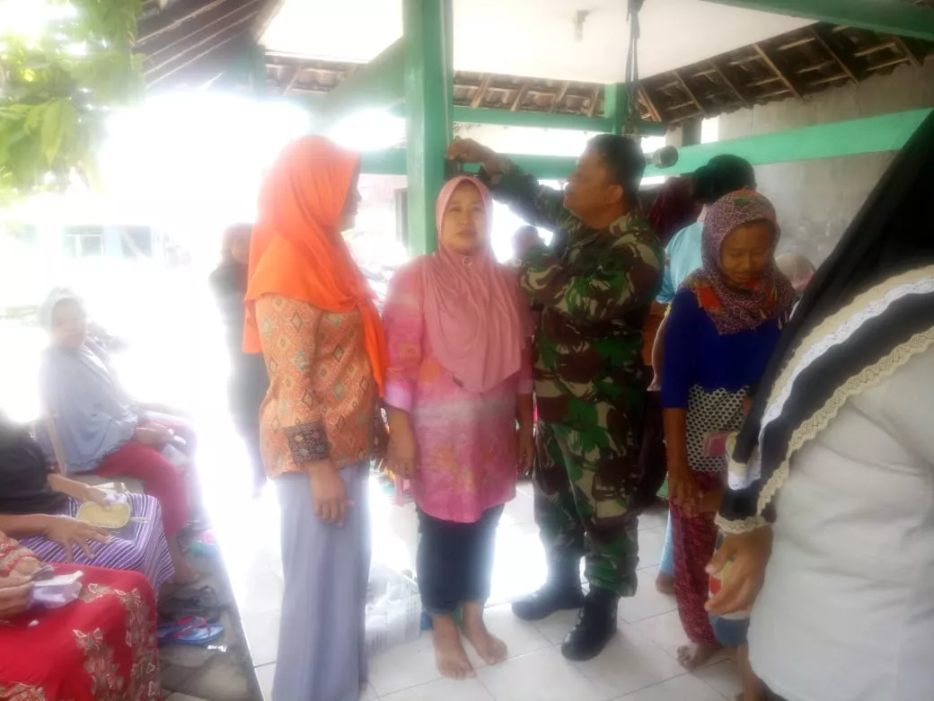 Babinsa Koramil 0816/08 dampingi kepada para Lansia saat Pelayanan Posyandu di Desa Kedungrejo