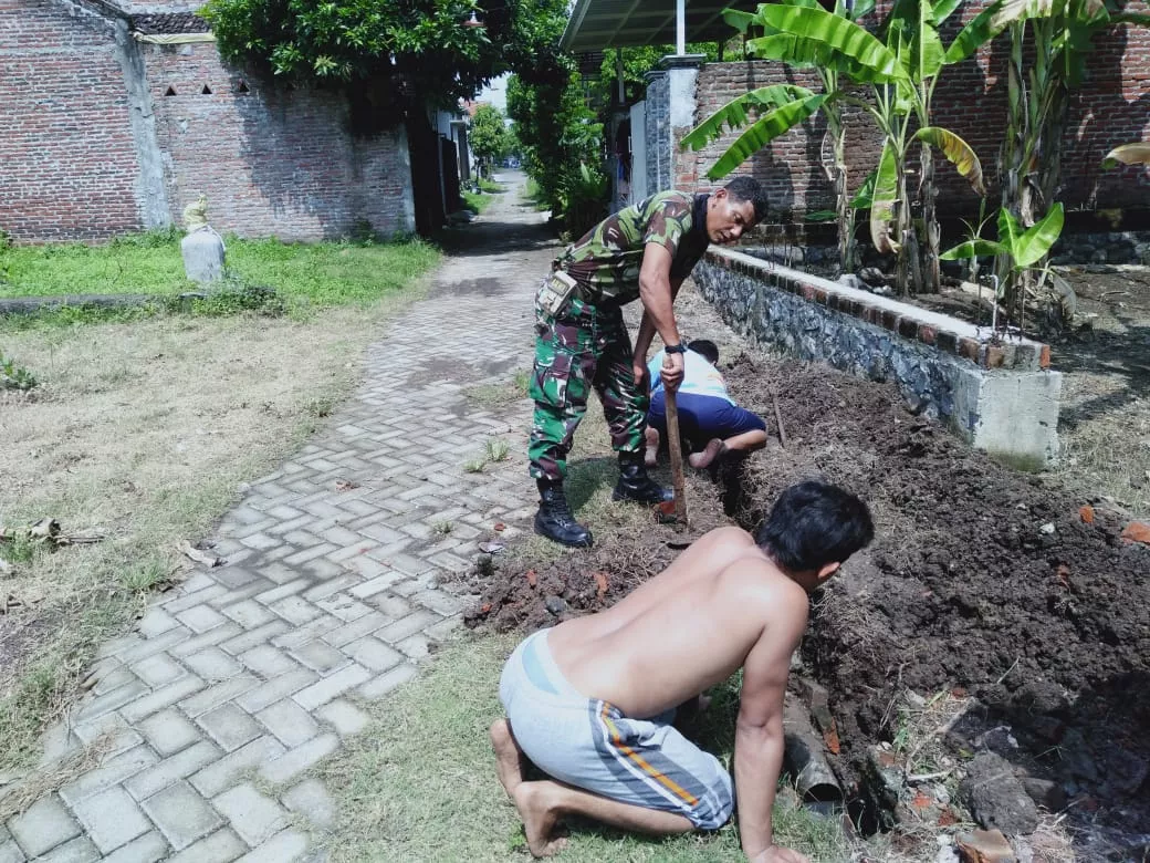 Babinsa 0816/08 Jabon Serka Tasmin bersama masyarakat Kerja Bakti Membuat Selokan