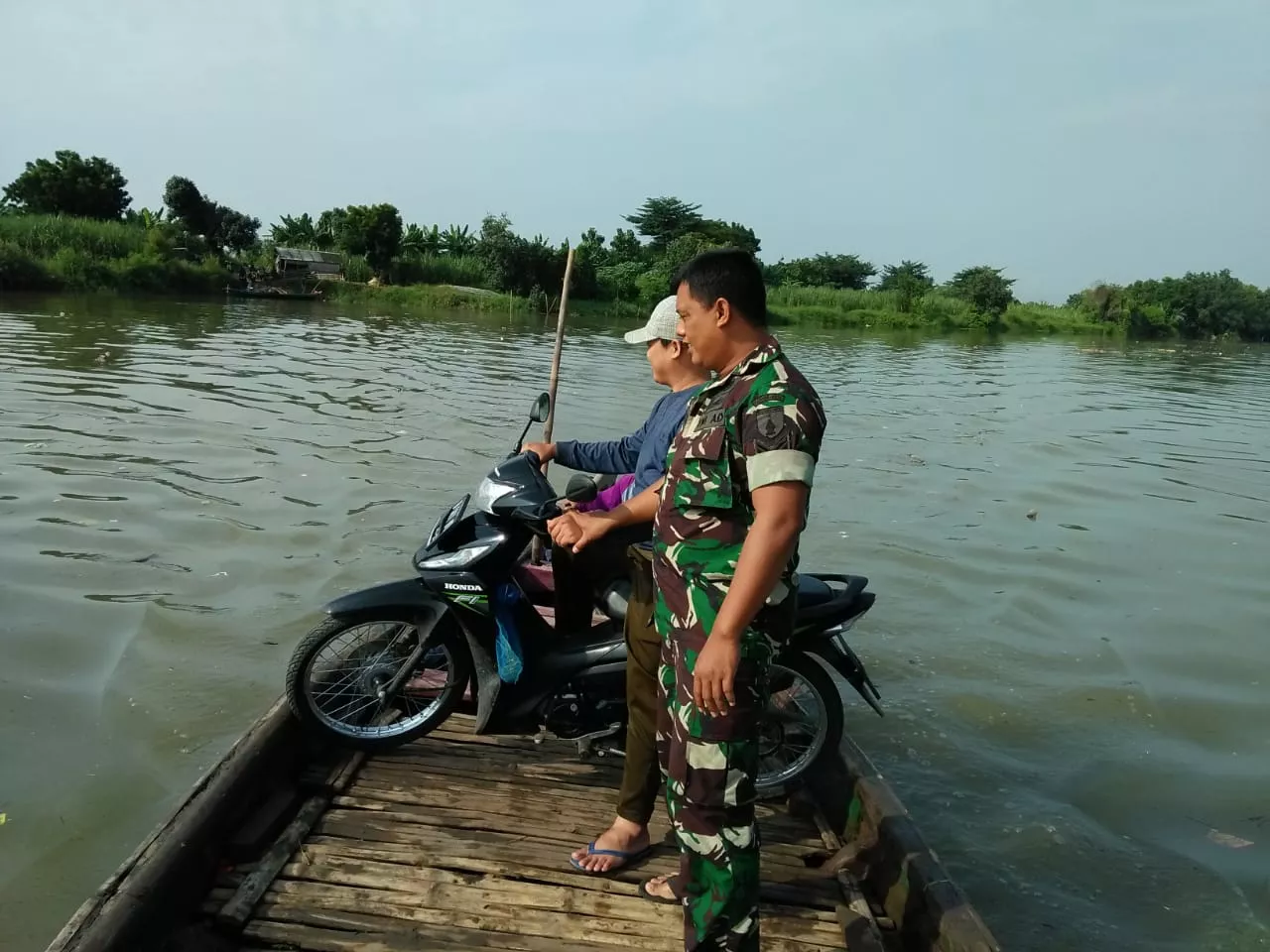 Babinsa Koramil 0816/08 Jabon komsos dengan warga di Dermaga Tlocor