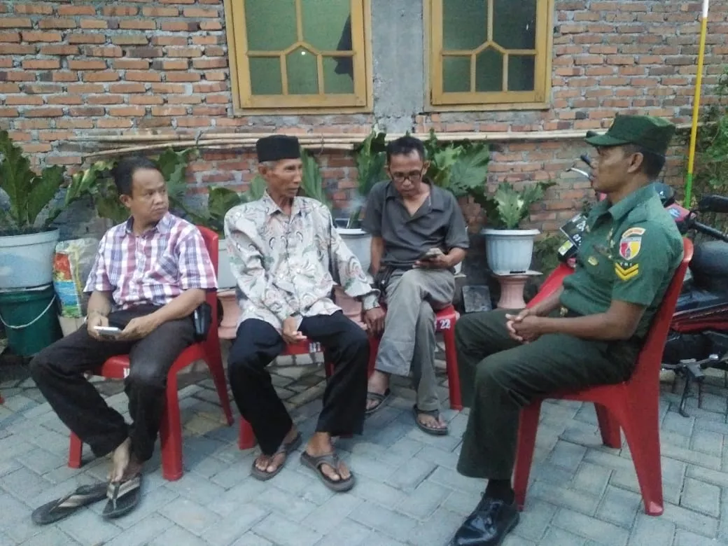 Babinsa Koramil 0816/18 Sedati laksanakan komsos dengan masyarakat guna mempererat tali silaturrahmi.