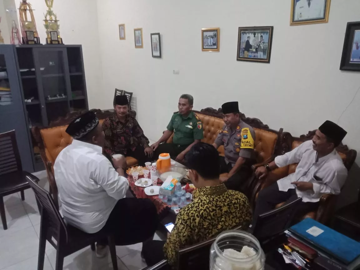 Danramil 0816/18 Sedati bersama Forkopimka hadiri undangan buka puasa bersama di Segoro Tambak