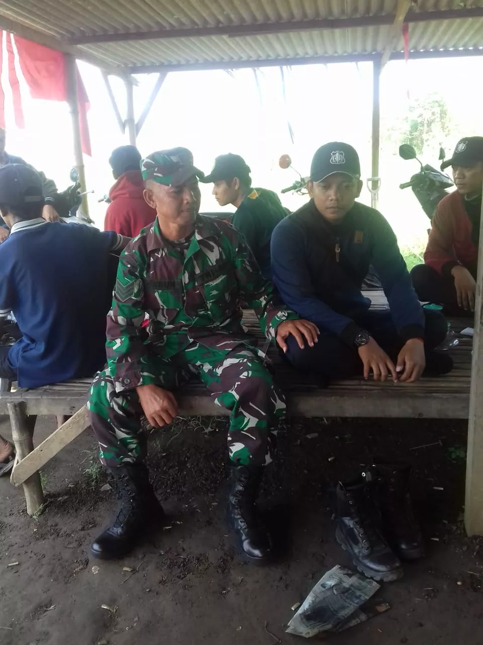 Babinsa 0816/08 Jabon Komsos dengan Karyawan PT Pertagas di Ds Tambak Kalisogo.