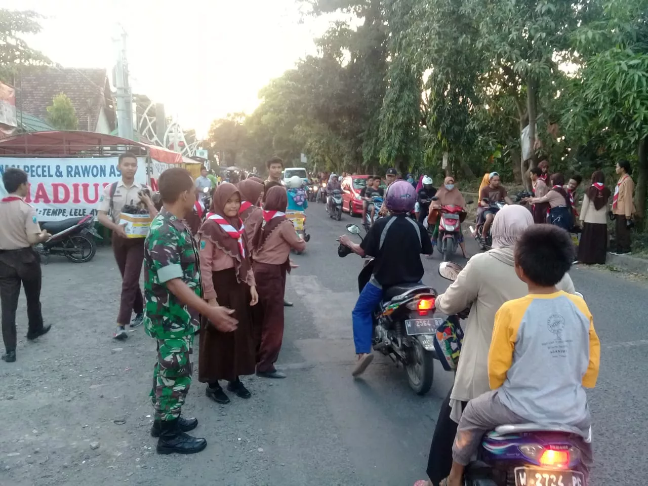 Koramil 0816/18 Sedati Bersama Pramuka Saka Wira Kartika Adakan Pembagian Takjil dan Buka Puasa Bersama.
