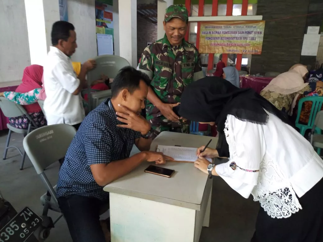 Babinsa Koramil 0816/08 Jabon menghadiri Musyawarah Terbuka Keterwakilan Perempuan dalam acara Pemilihan dan Penetapan Pengisian Keanggotaan BPD