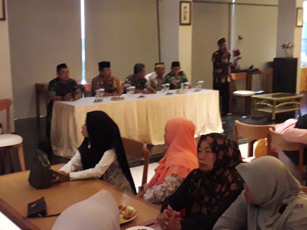 Danramil 0816/18 Sedati Hadiri Undangan Buka Puasa Bersama dengan GM Resto MM Desa Sedati Gede.