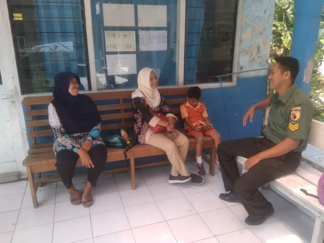 Jalin silahturahmi, Babinsa Koramil 0816/08 Jabon komsos dengan warga binaannya
