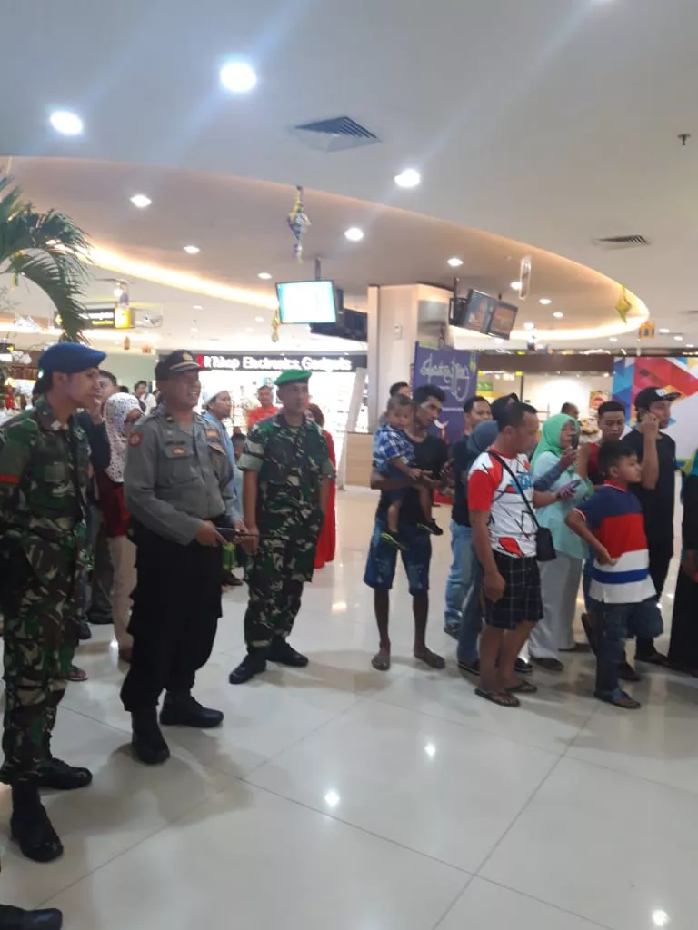 Babinsa Koramil 0816/18 Sedati Melaksanakan Pengamanan Lebaran di Bandara Juanda