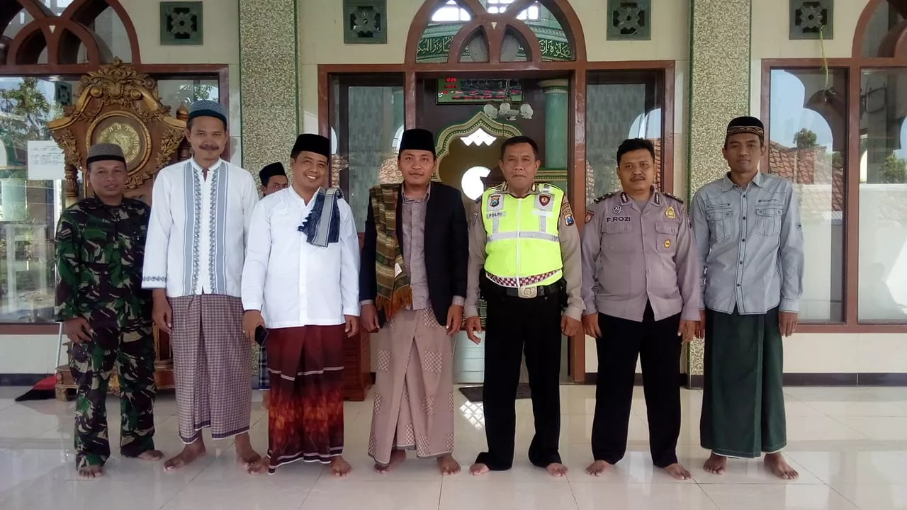 Babinsa Koramil 0816/08 Jabon Melaksanakan Solat Idul Fitri 1440 H bersama warga Ds Binaannya