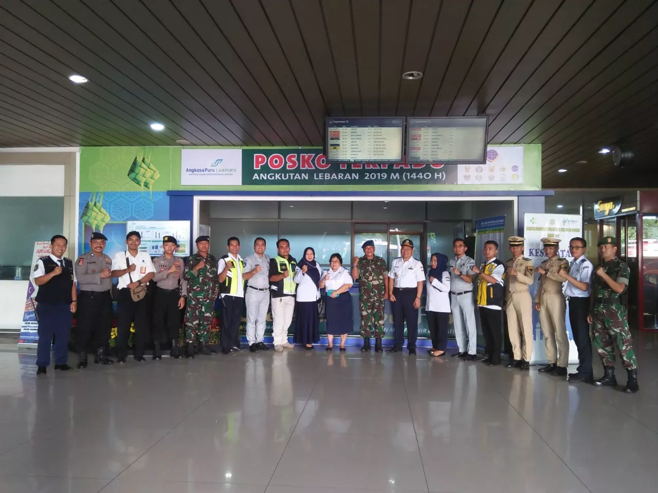 Demi Keamanan dan Kenyamanan Penumpang Babinsa Koramil 0816/18 Sedati Ikut Pengamanan Lebaran di Bandara Juanda.