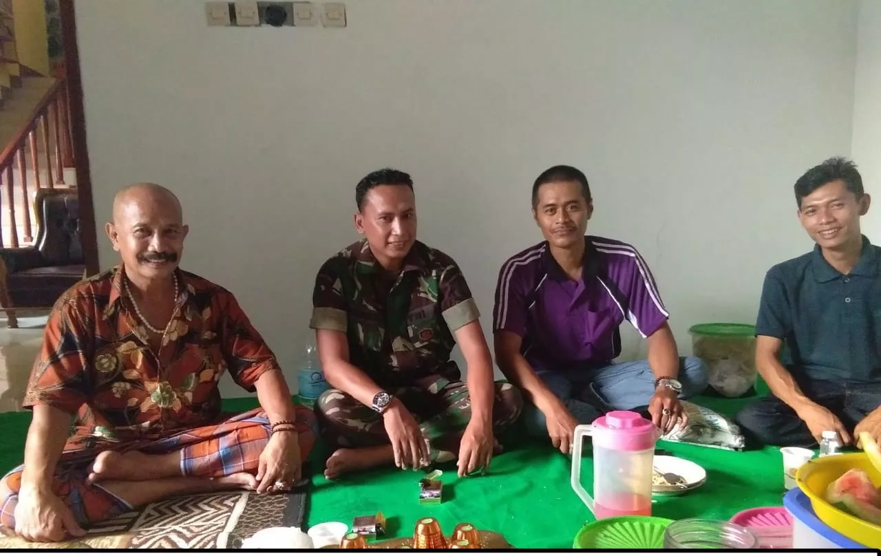 Babinsa Koramil 0816/08 Melaksanakan Halal Bi Halal Sekaligus Komsos dengan Tokoh Masyarakat.