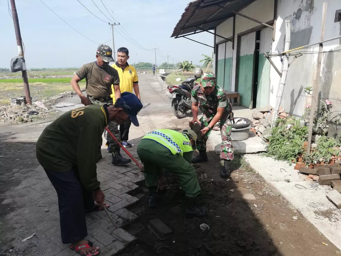 Anggota Koramil 0816/08 Jabon melaksanakan Kerja Bakti Bersama Perangkat Desa Balong Tani