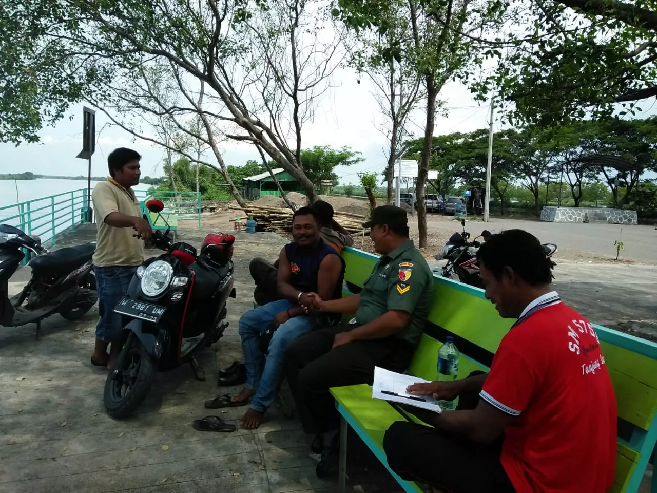 Babinsa Koramil 0816/08 bersama Linmas melaksanakan Pengamanan pada para pengunjung Pulau Lusi.