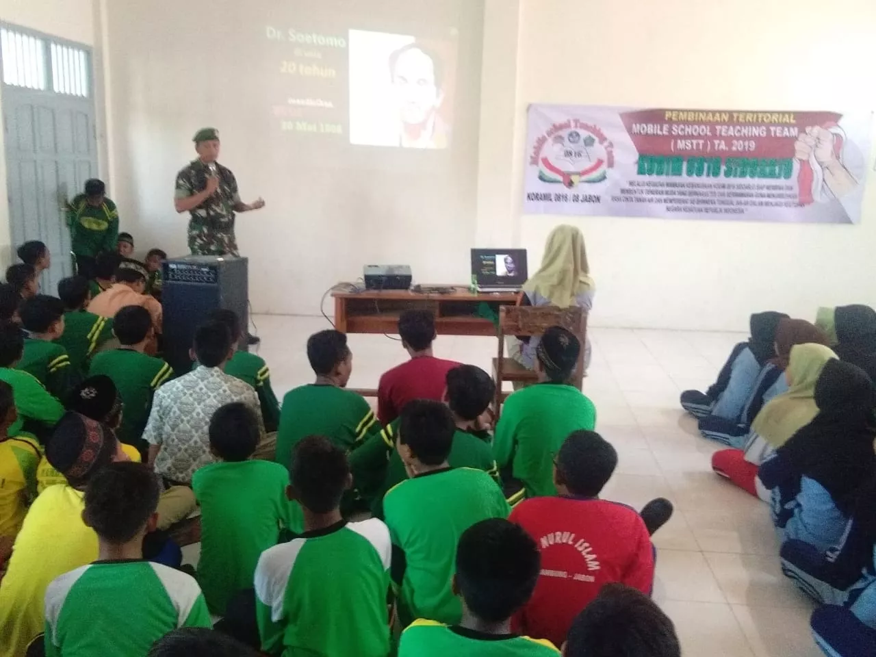 Anggota Koramil 0816/08 Jabon Melaksanakan Wasbang Di SMK Darul Hudha Jabon.