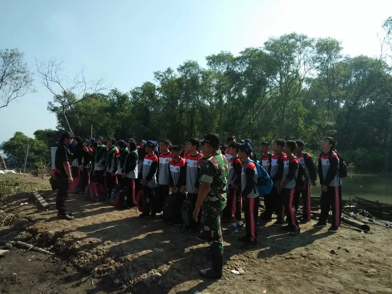 Kepala Sekolah SMP N 2 Jabon medukung Penyelenggaraan Outbound dari Koramil 0816/08 Jabon.