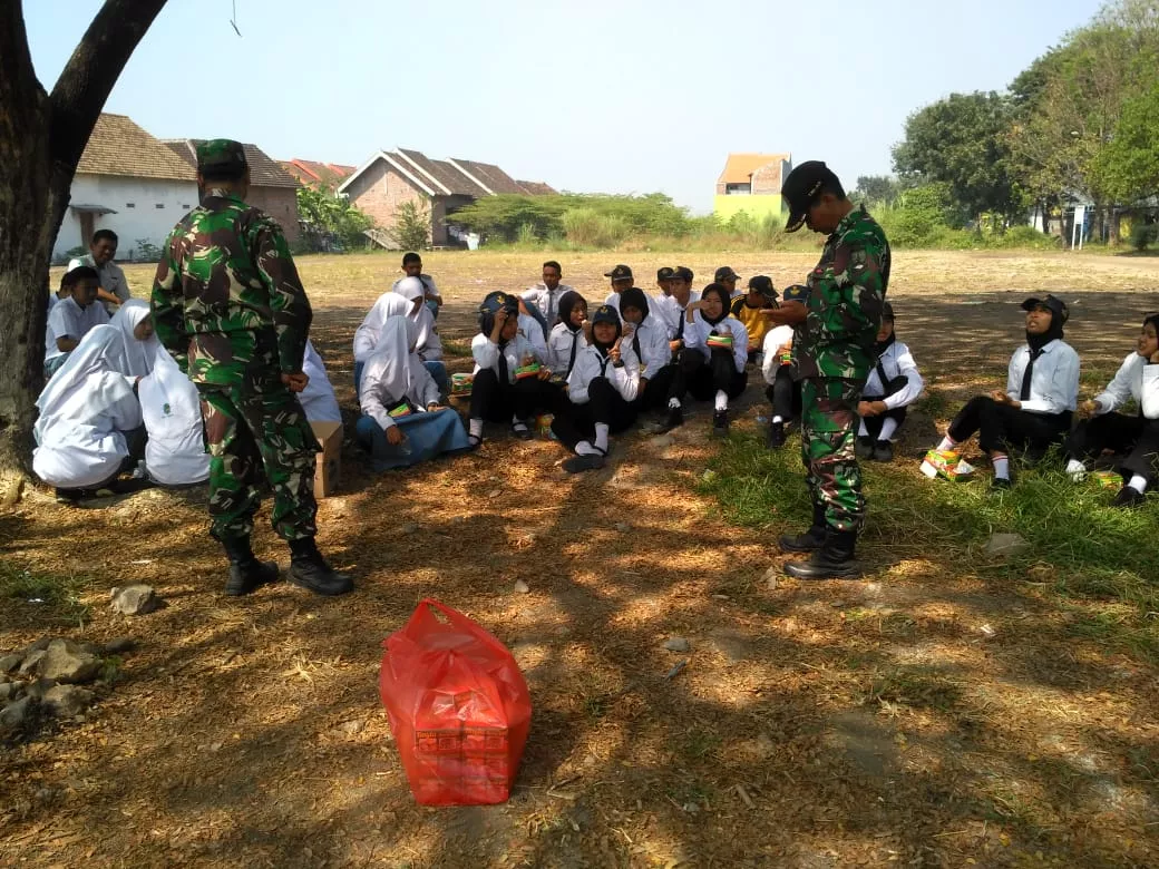 Anggota Koramil 0816/08 Jabon melaksanakan seleksi dan Pelatiahan Paskibra Kecamatan Jabon.