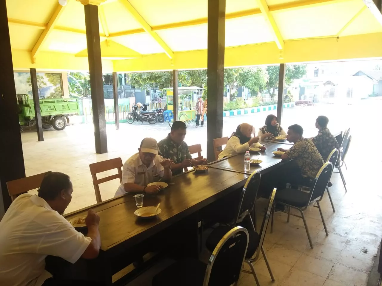 Komsos Dan Bukti Keakraban Babinsa Koramil 0816/08 Jabon Dengan perangkat Desa Kupang.