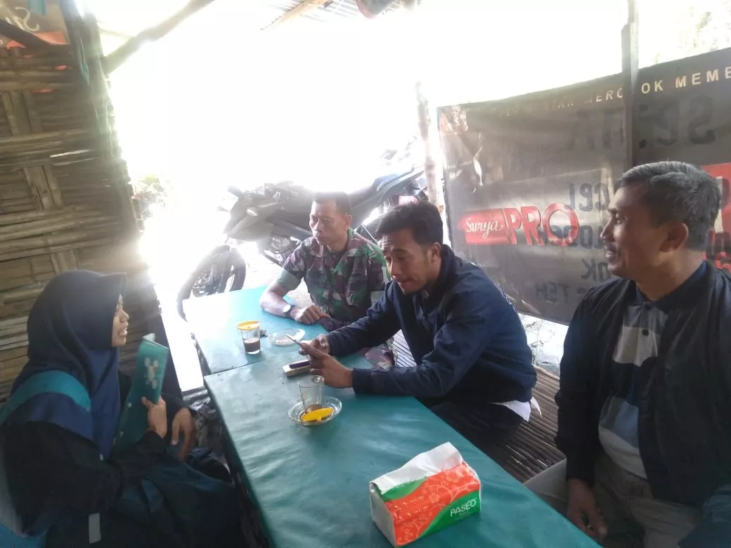Komsos Babinsa Koramil 0816/08 Jabon Dengan Pemilik Warung Pinggir.