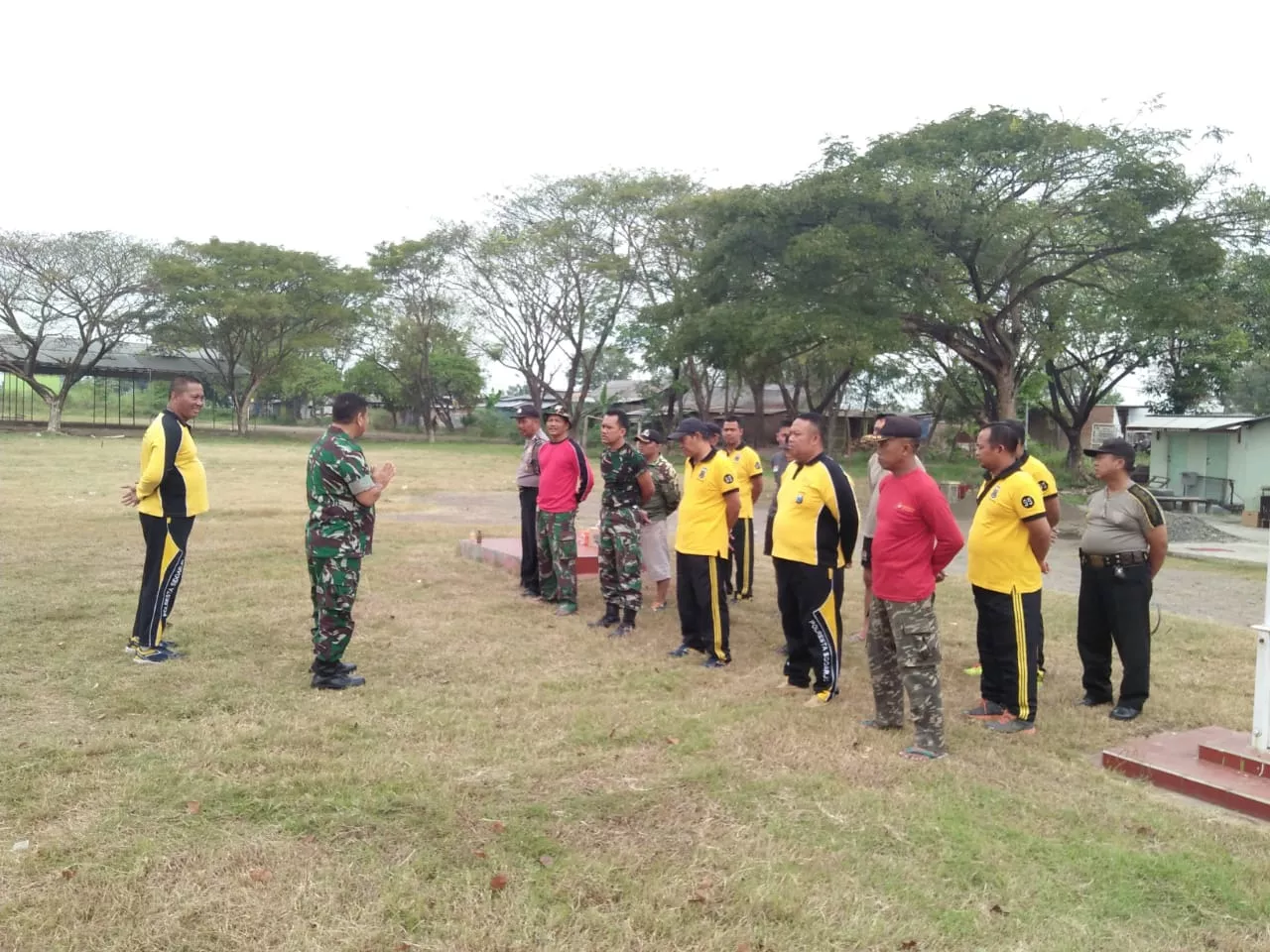 Anggota Koramil dan Polsek Jabon bersama-sama Mempersiapkan Tempat guna memperingati HUT Bhayangkara ke 73 tahun.