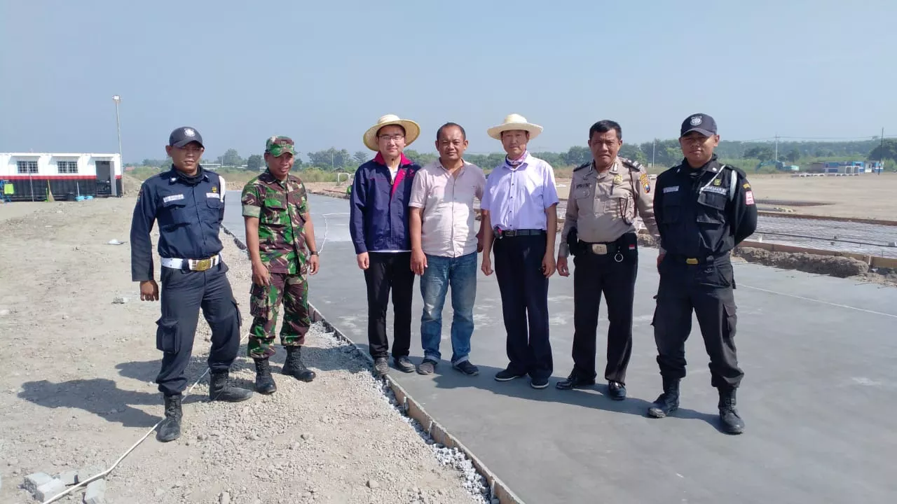 Babinsa Koramil 0816/08 Jabon Komsos Dengan HRD PT New Asia Internasional Kawasan Industries Sidoarjo.