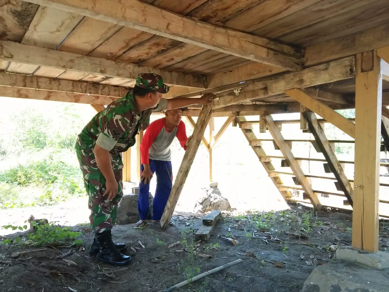 Sertu Sugianto Babinsa Koramil 0816/08 Jabon Jalin Hubungan Baik Dengan Tukang Kayu.
