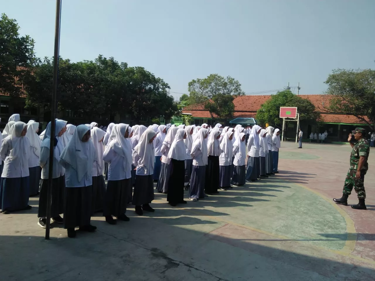 Anggota Koramil 0816/08 Jabon melatih PBB di SMA Bilingual Avisena Jabon.
