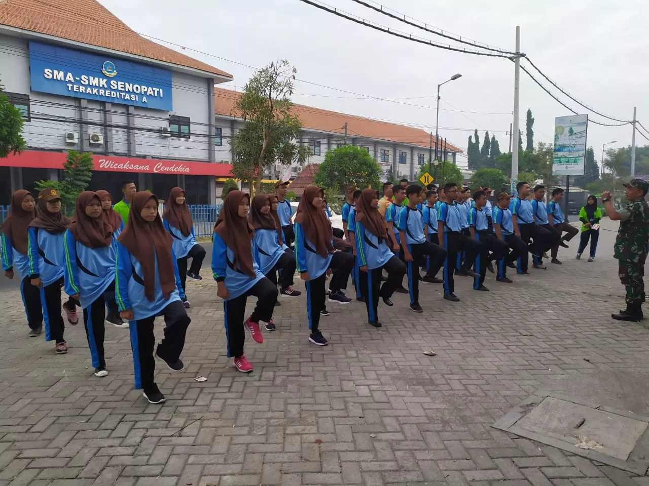 Babinsa Koramil 0816/18 Sedati Aktif Dalam Pelatihan PBB di SMK Senopati.